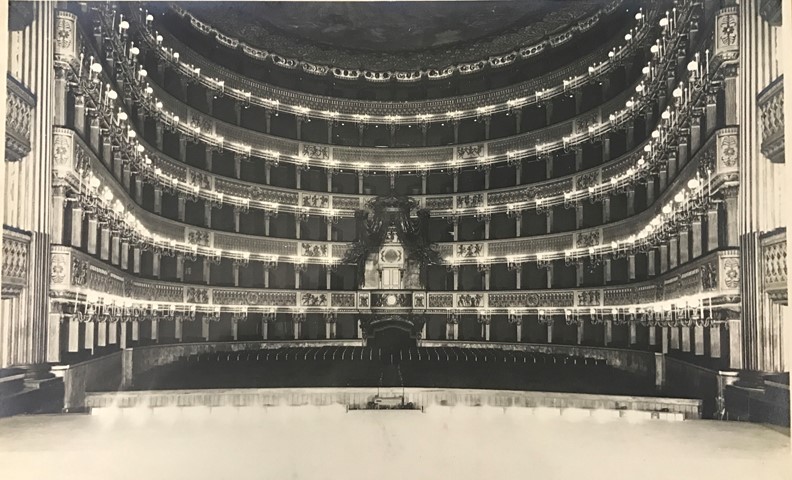 Prima illuminazione Teatro San Carlo